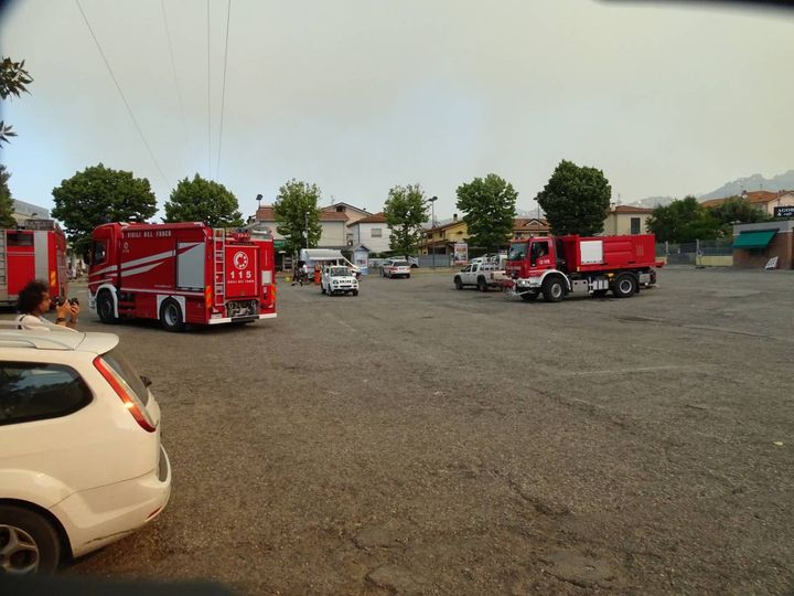 Incendio a Bozzano, le impressionanti foto del rogo vicino Massarosa (Foto Umicini)