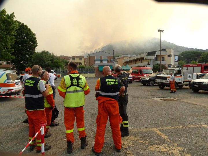 Incendio a Bozzano, le impressionanti foto del rogo vicino Massarosa (Foto Umicini)