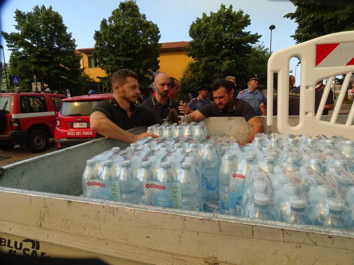 Incendio a Bozzano, le impressionanti foto del rogo vicino Massarosa (Foto Umicini)