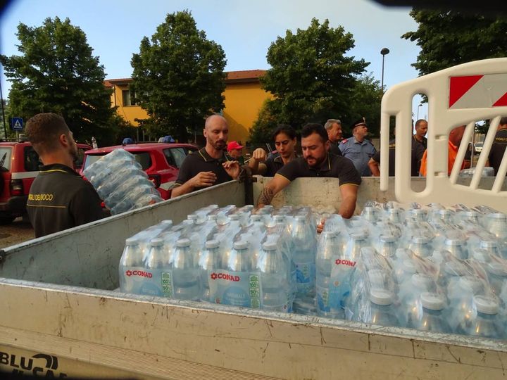 Incendio a Bozzano, le impressionanti foto del rogo vicino Massarosa (Foto Umicini)