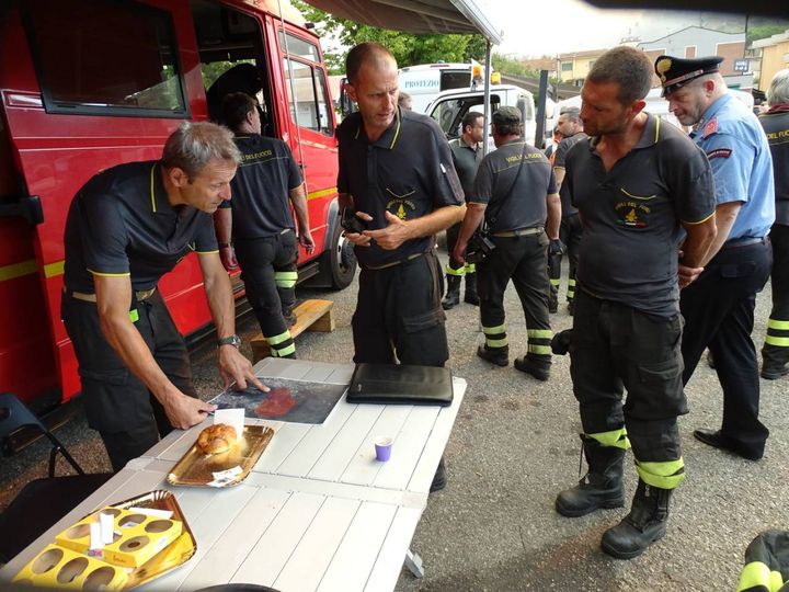 Incendio a Bozzano, le impressionanti foto del rogo vicino Massarosa (Foto Umicini)