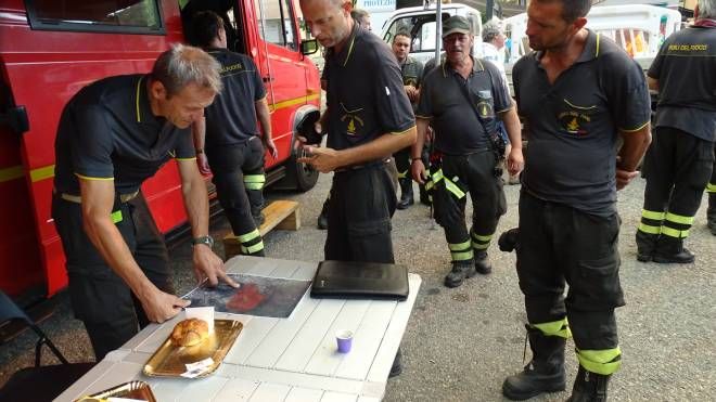 Incendio a Bozzano, le impressionanti foto del rogo vicino Massarosa (Foto Umicini)