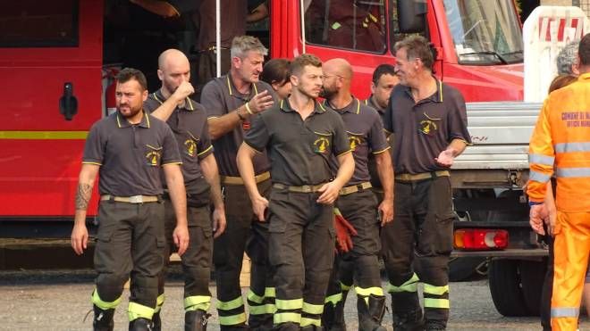 Incendio a Bozzano, le impressionanti foto del rogo vicino Massarosa (Foto Umicini)