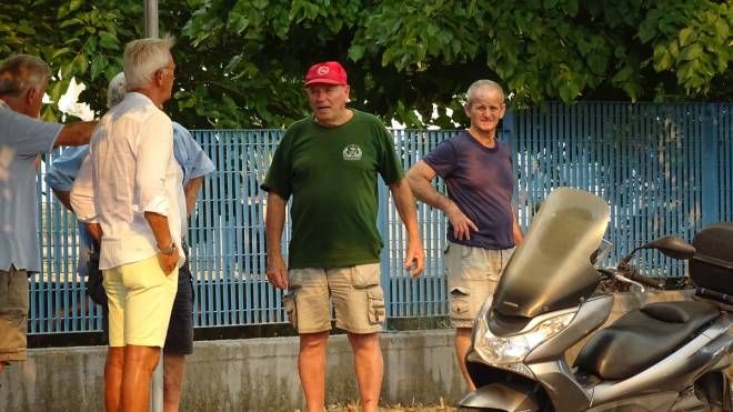 Incendio a Bozzano, le impressionanti foto del rogo vicino Massarosa (Foto Umicini)