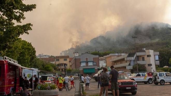 Incendio a Bozzano, le impressionanti foto del rogo vicino Massarosa (Foto Umicini)