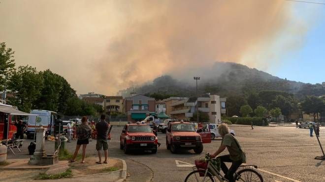 Incendio a Bozzano, le impressionanti foto del rogo vicino Massarosa (Foto Umicini)