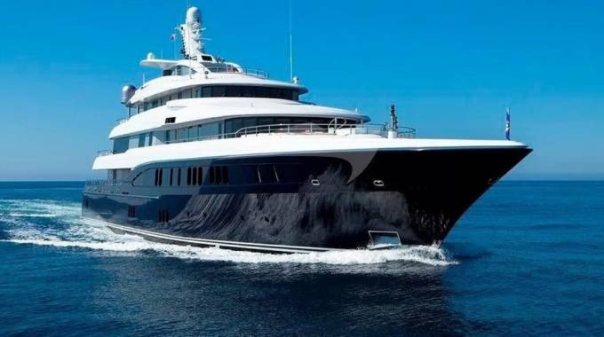 Napoli, la Capitaneria di Porto spiega perché il mega yacht